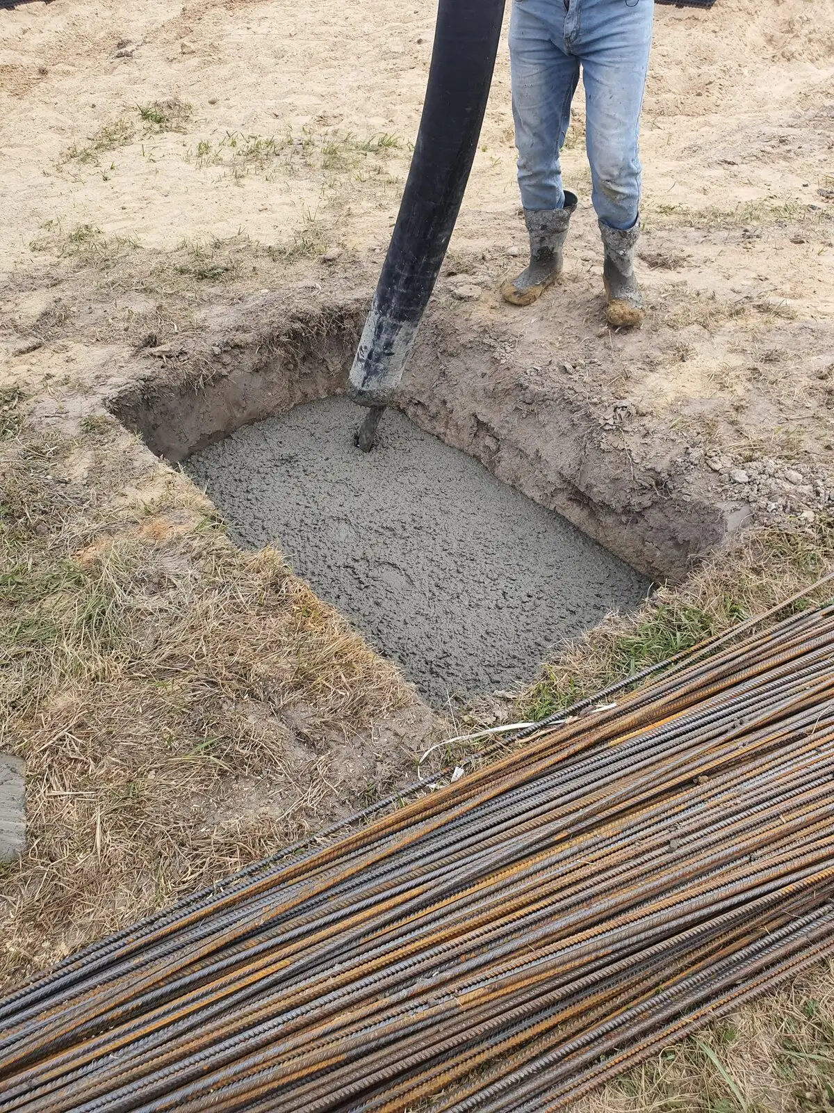 Turnarea betonului în fundația subzidită