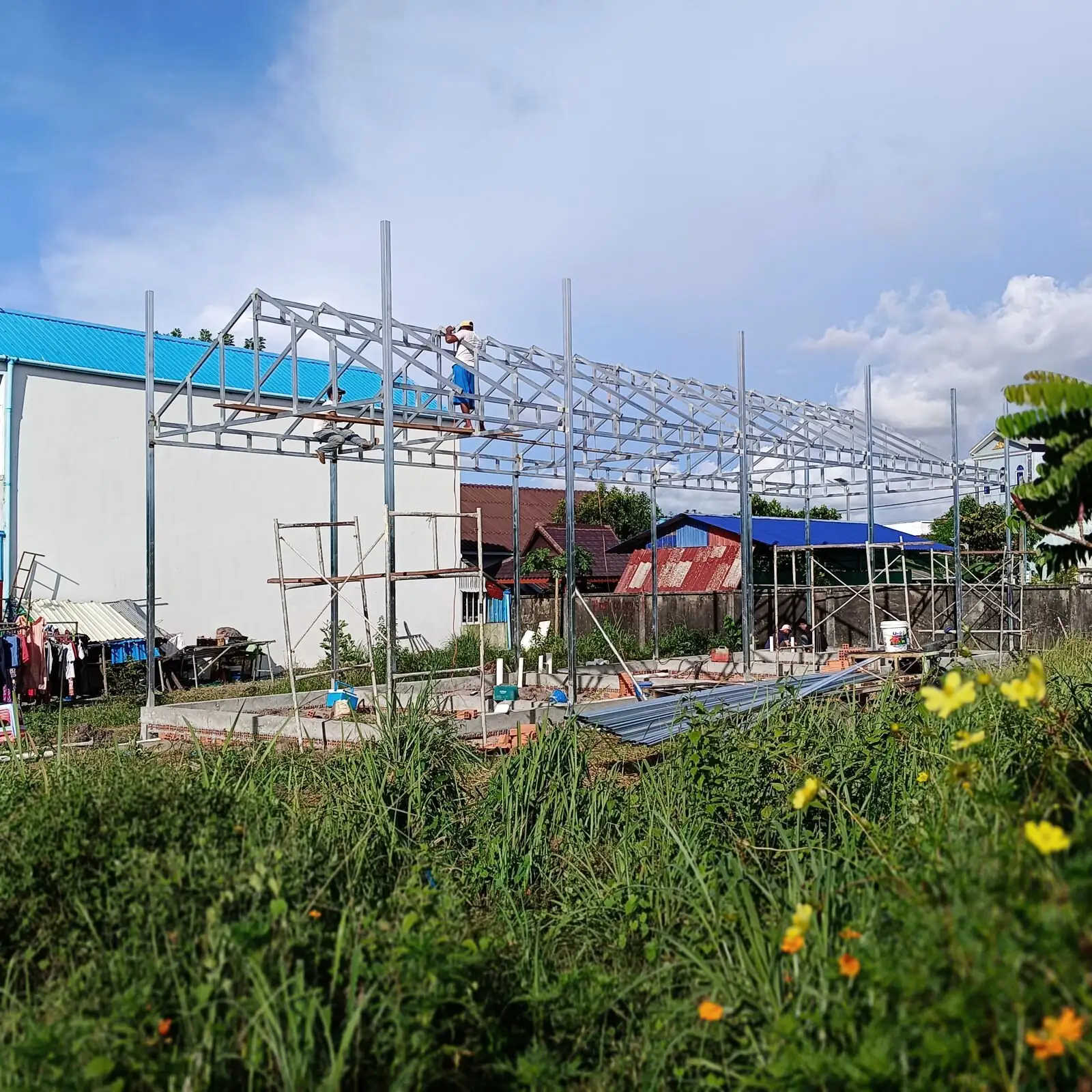 Structura metalică a halei în curs de montaj