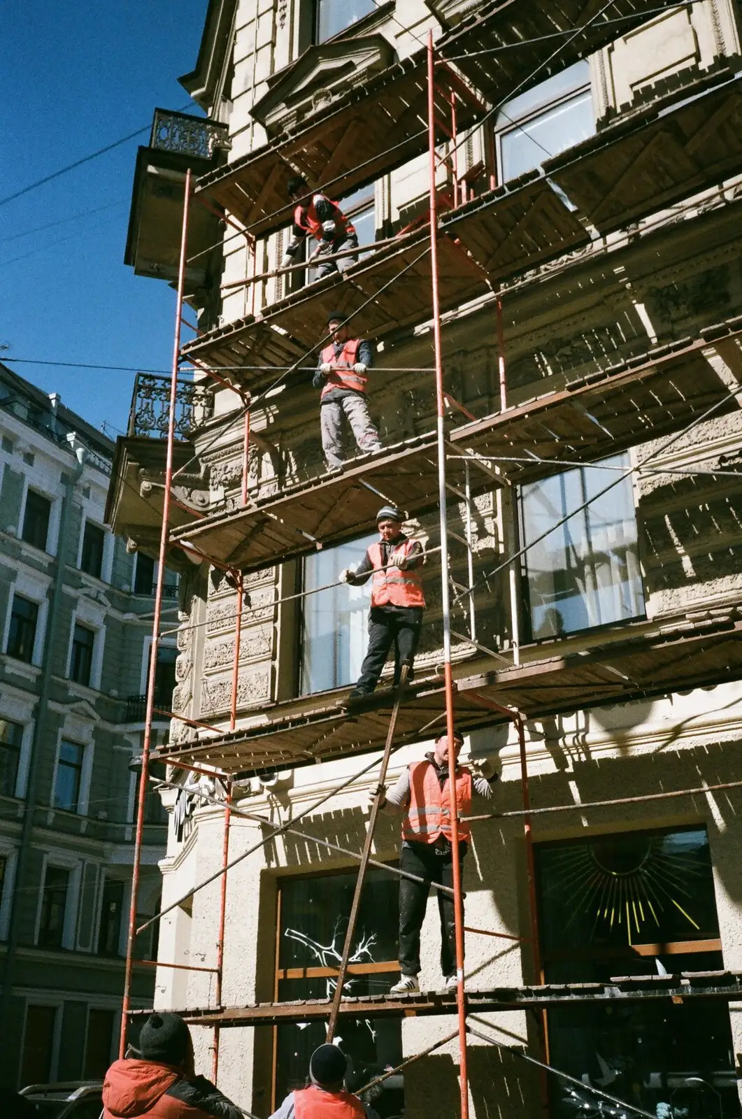 Echipa lucrând pe schela montată pe fațadă
