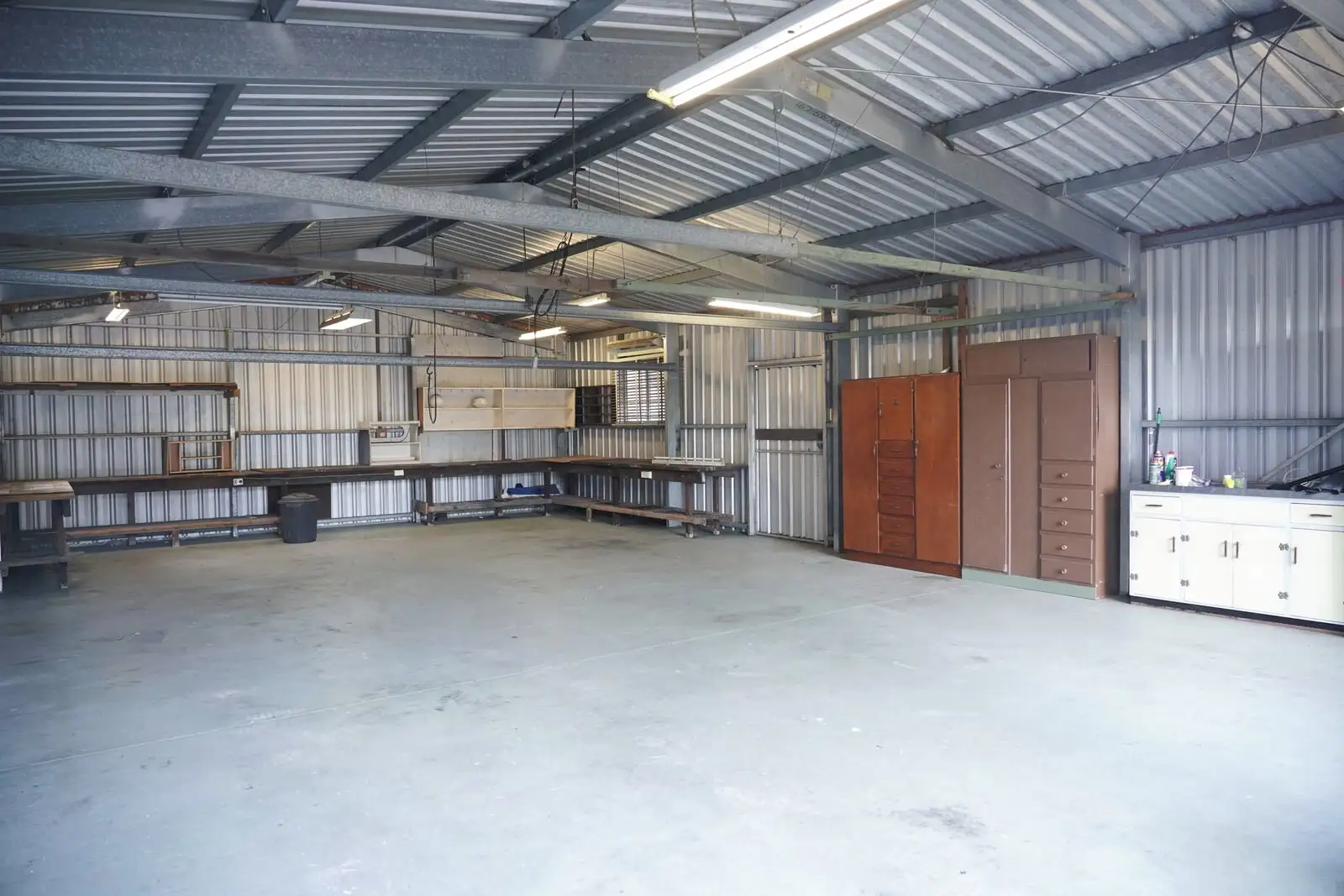 Interiorul halei cu structura metalică și pardoseala elicopterizată