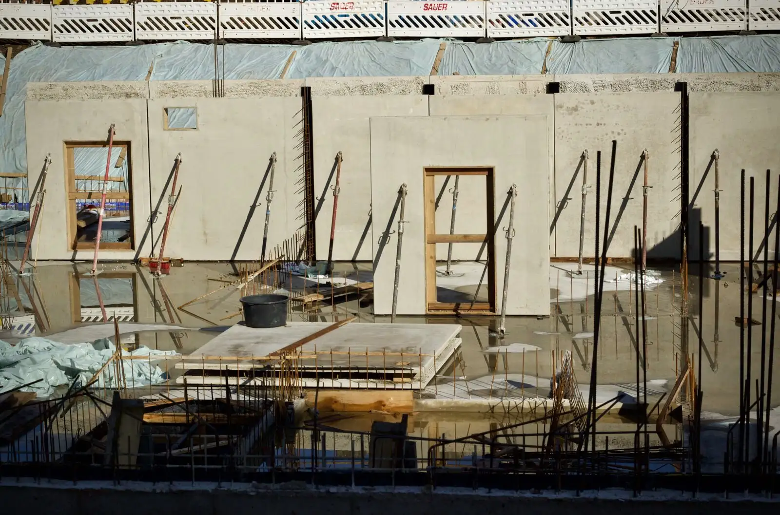 Pereți din beton armat proaspăt decofrați pe un șantier de casă unifamilială